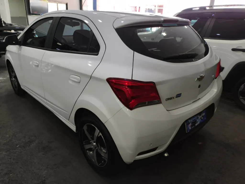 CHEVROLET Onix Hatch - Foto