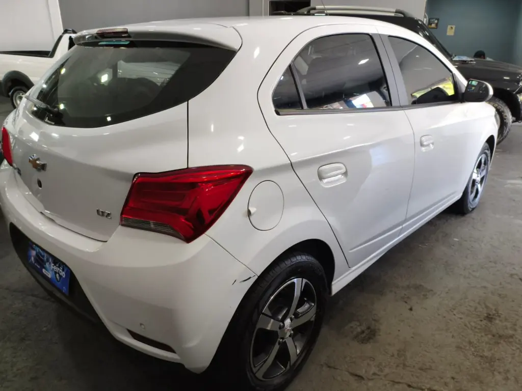 CHEVROLET Onix Hatch - Foto