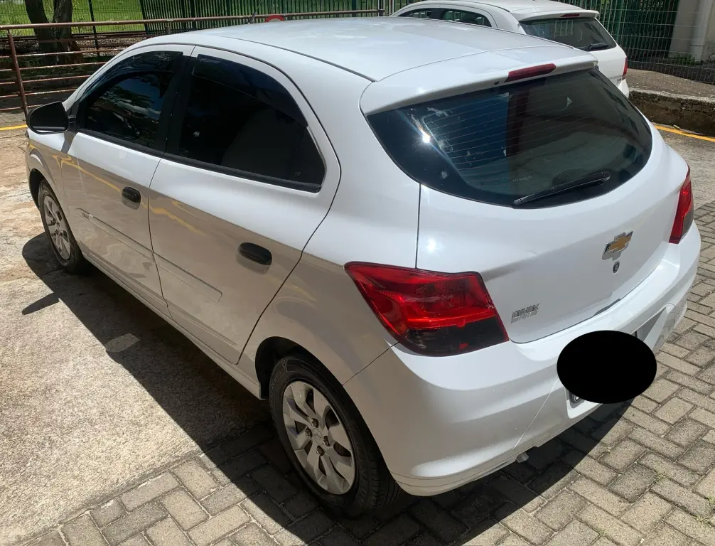 CHEVROLET Onix Hatch - Foto