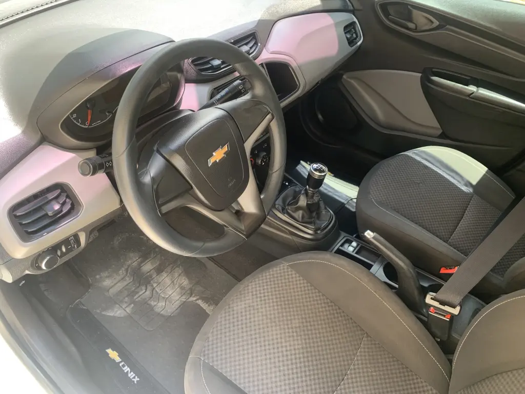 CHEVROLET Onix Hatch - Foto