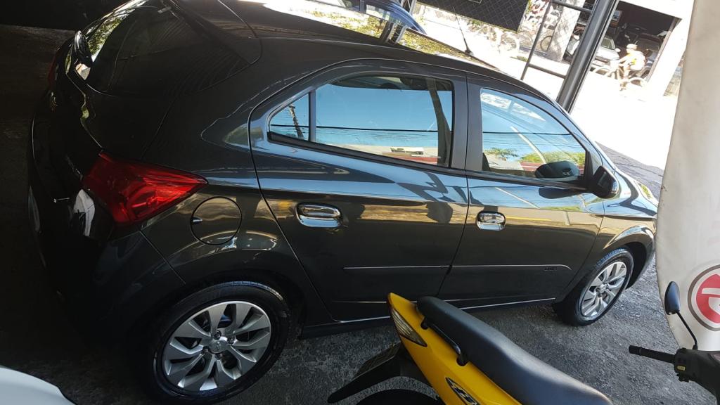 CHEVROLET Onix Hatch - Foto