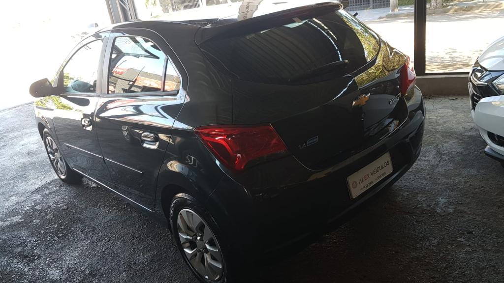 CHEVROLET Onix Hatch - Foto
