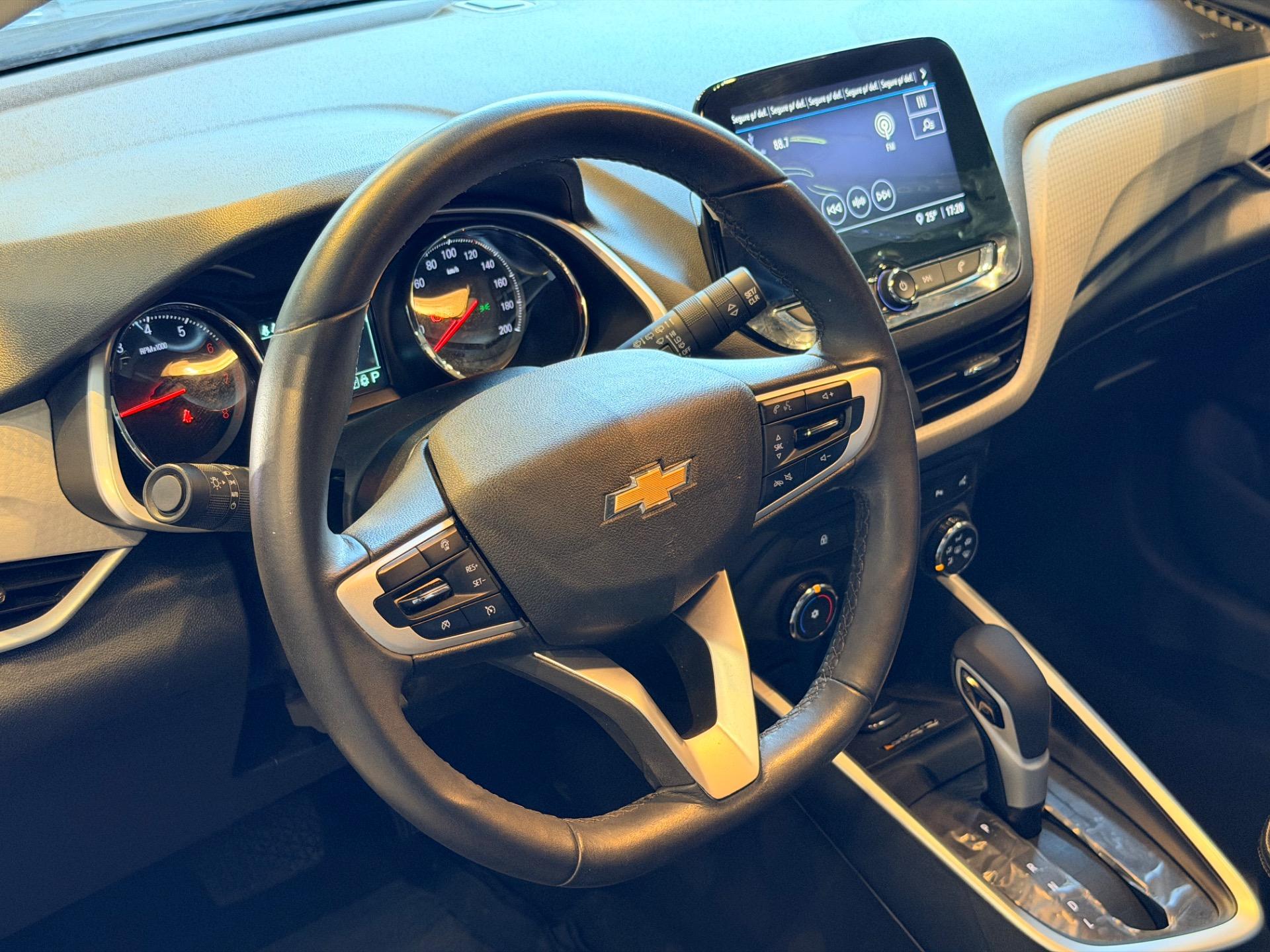 CHEVROLET Onix Hatch - Foto