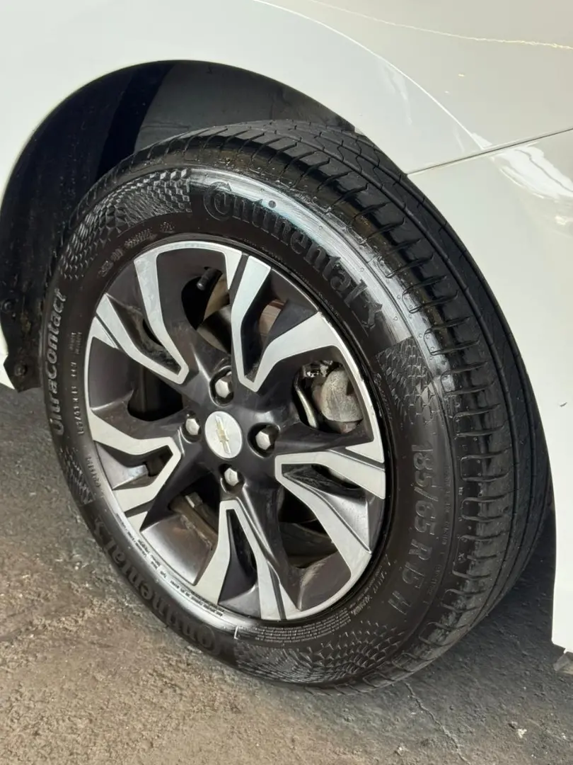 CHEVROLET Onix Hatch - Foto