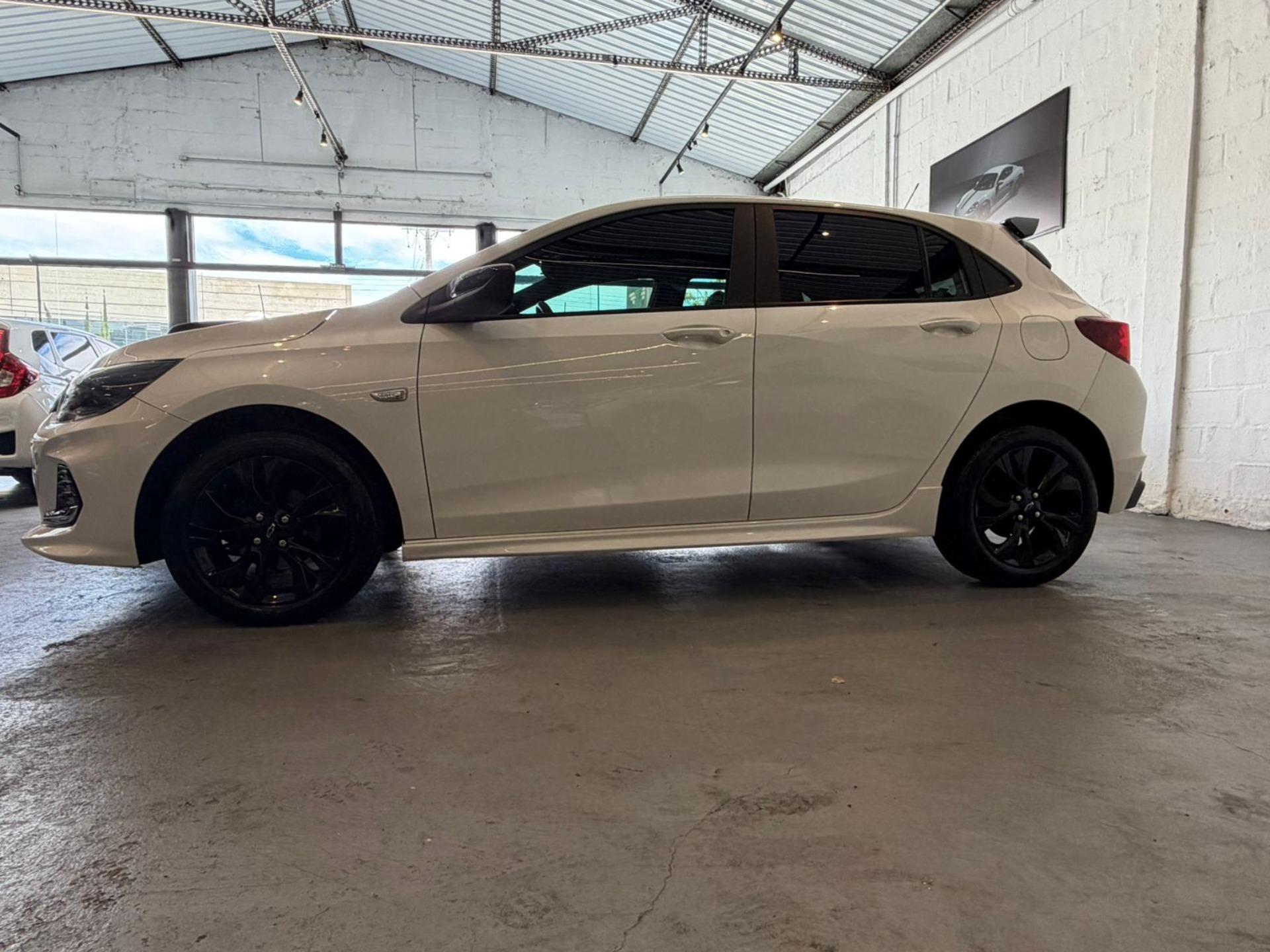 CHEVROLET Onix Hatch - Foto