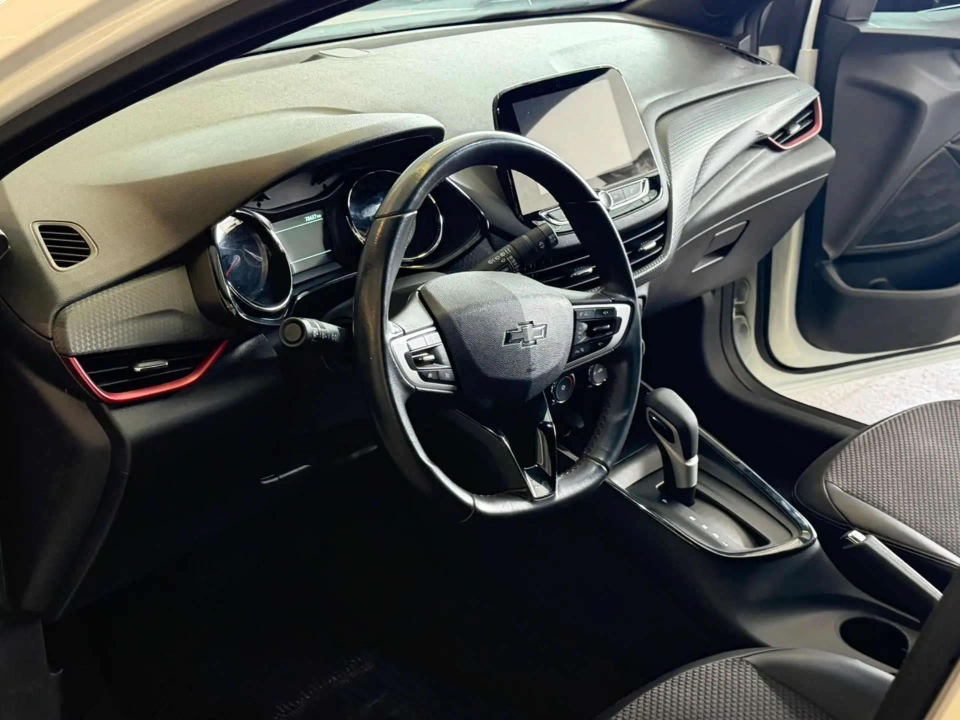 CHEVROLET Onix Hatch - Foto