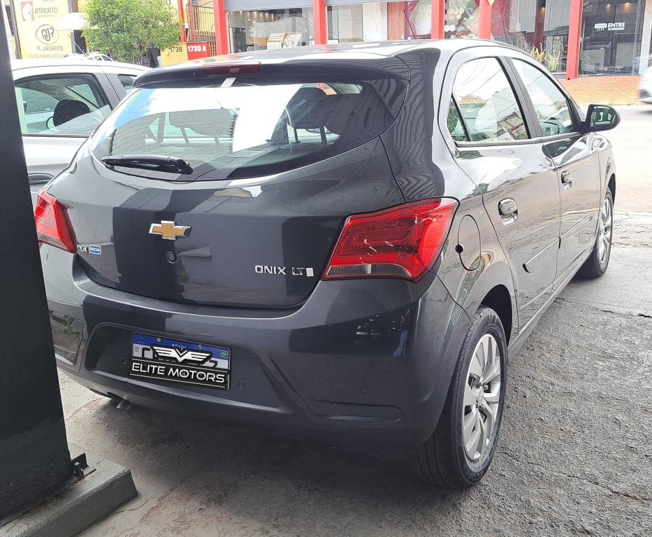 CHEVROLET Onix Hatch - Foto