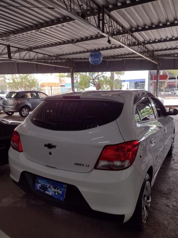 CHEVROLET Onix Hatch - Foto