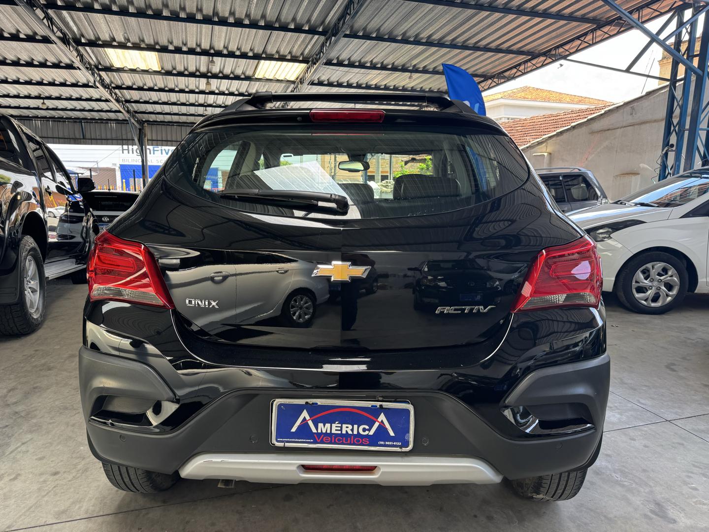 CHEVROLET Onix Hatch - Foto