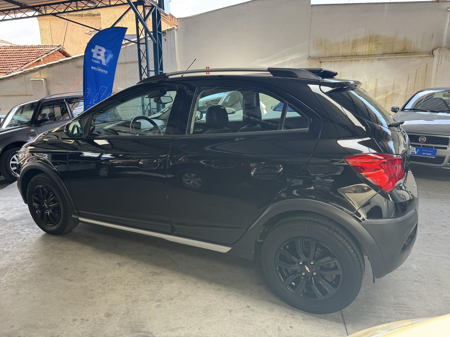 CHEVROLET Onix Hatch - Foto