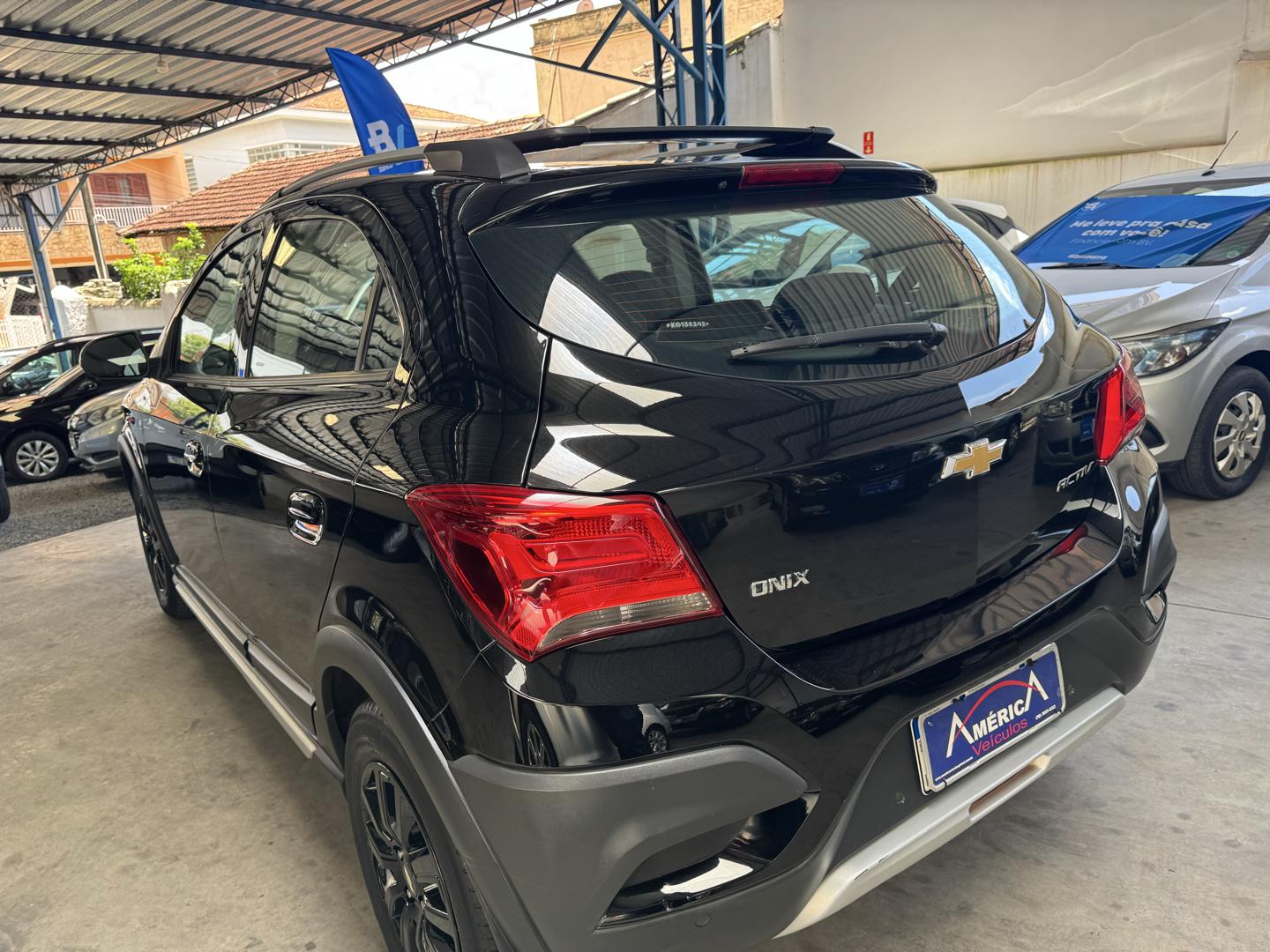 CHEVROLET Onix Hatch - Foto