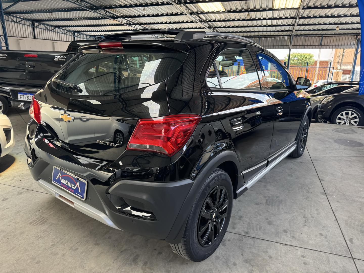 CHEVROLET Onix Hatch - Foto