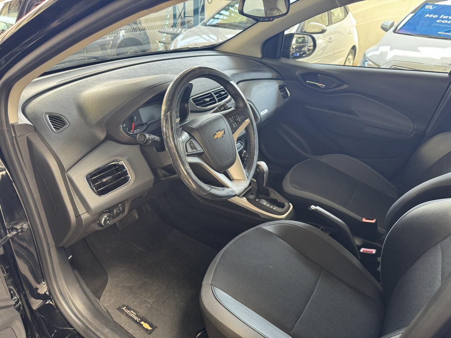 CHEVROLET Onix Hatch - Foto