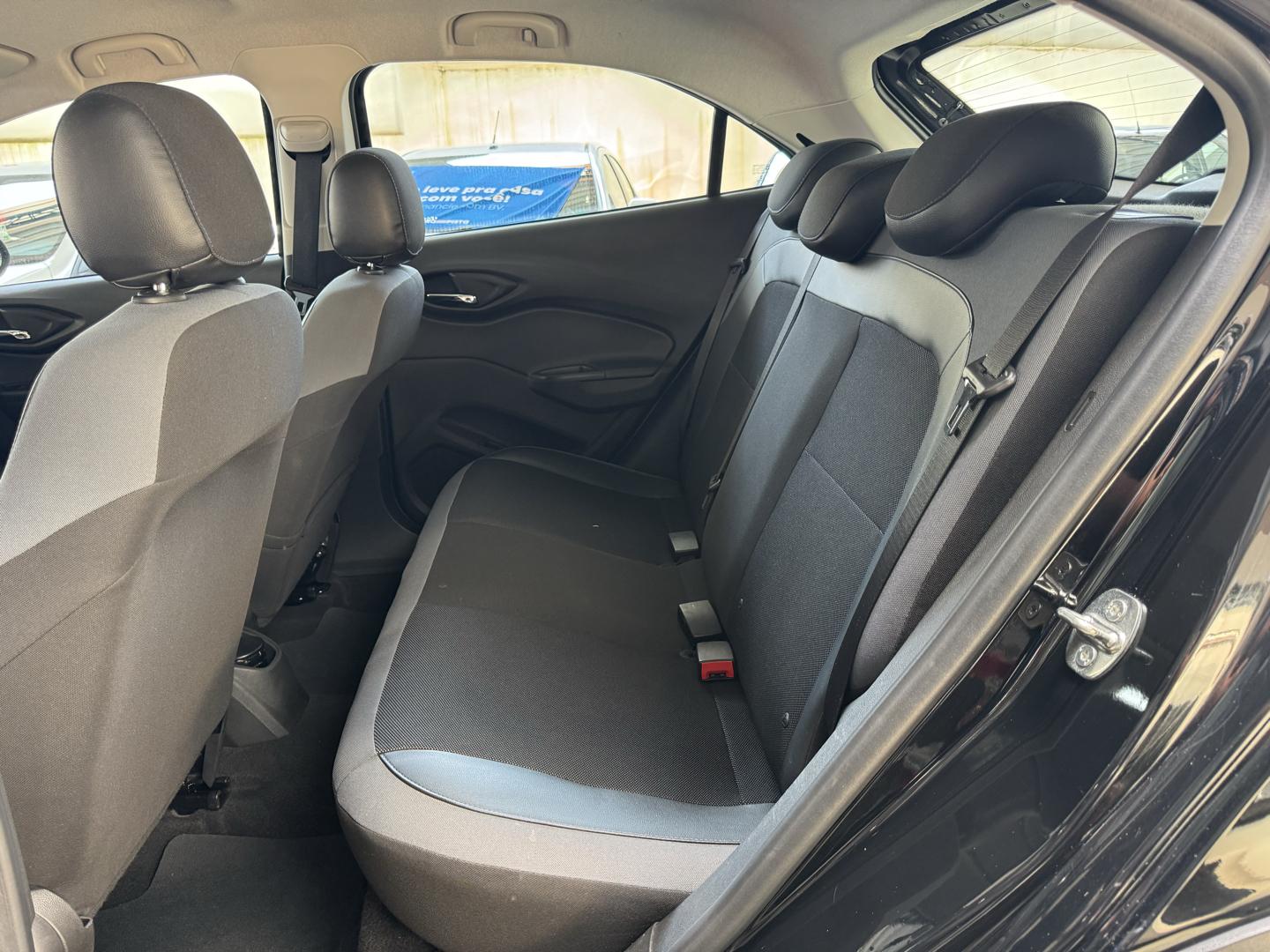 CHEVROLET Onix Hatch - Foto