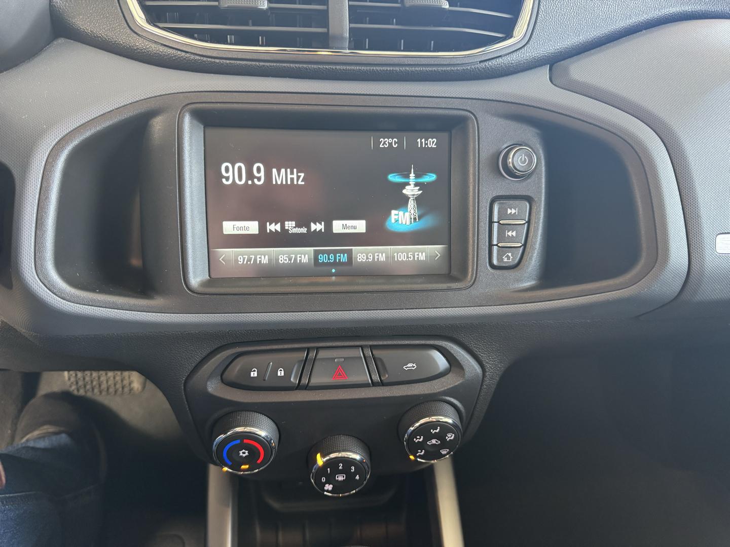 CHEVROLET Onix Hatch - Foto