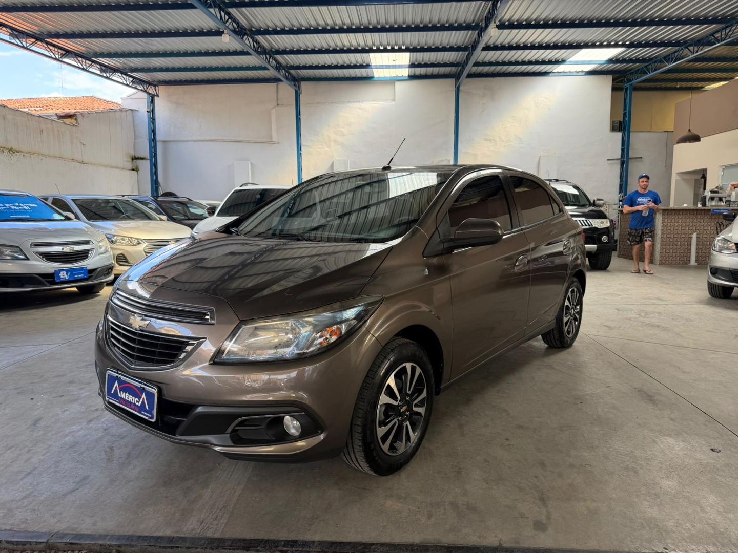 CHEVROLET Onix Hatch - Foto