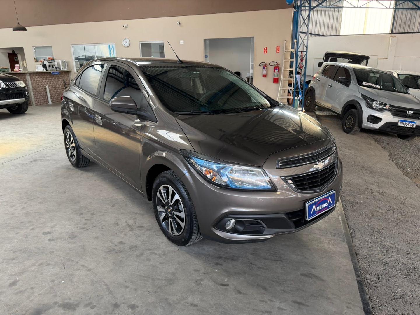 CHEVROLET Onix Hatch - Foto