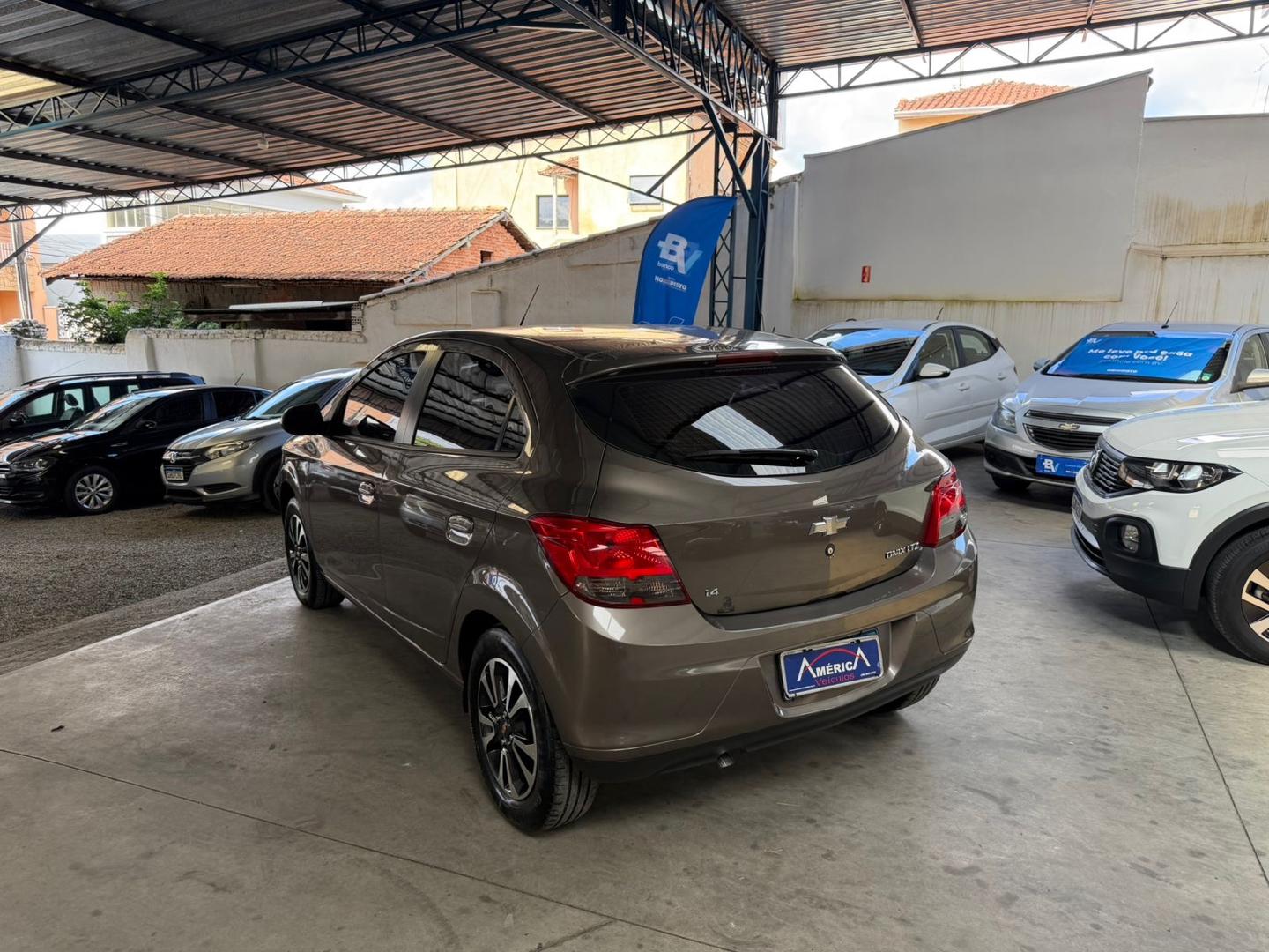 CHEVROLET Onix Hatch - Foto