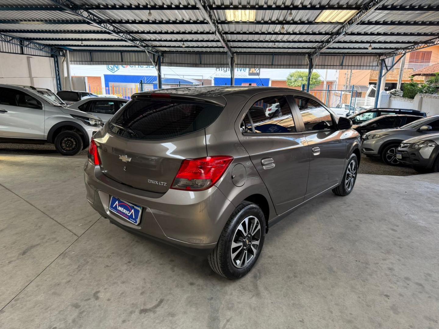 CHEVROLET Onix Hatch - Foto