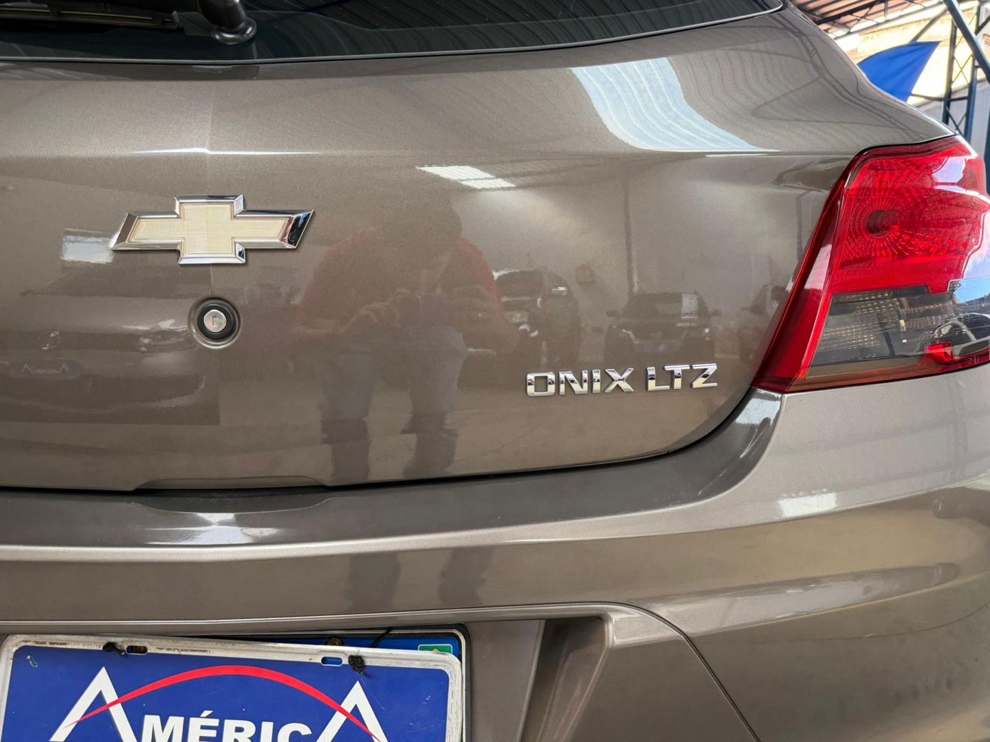 CHEVROLET Onix Hatch - Foto