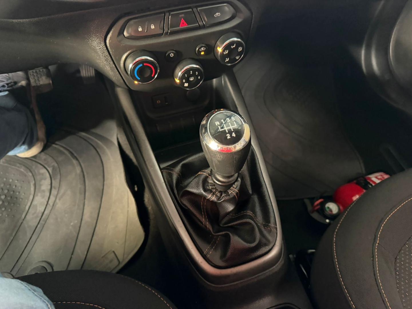 CHEVROLET Onix Hatch - Foto