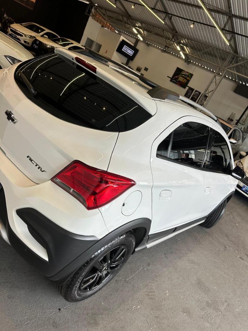 CHEVROLET Onix Hatch - Foto