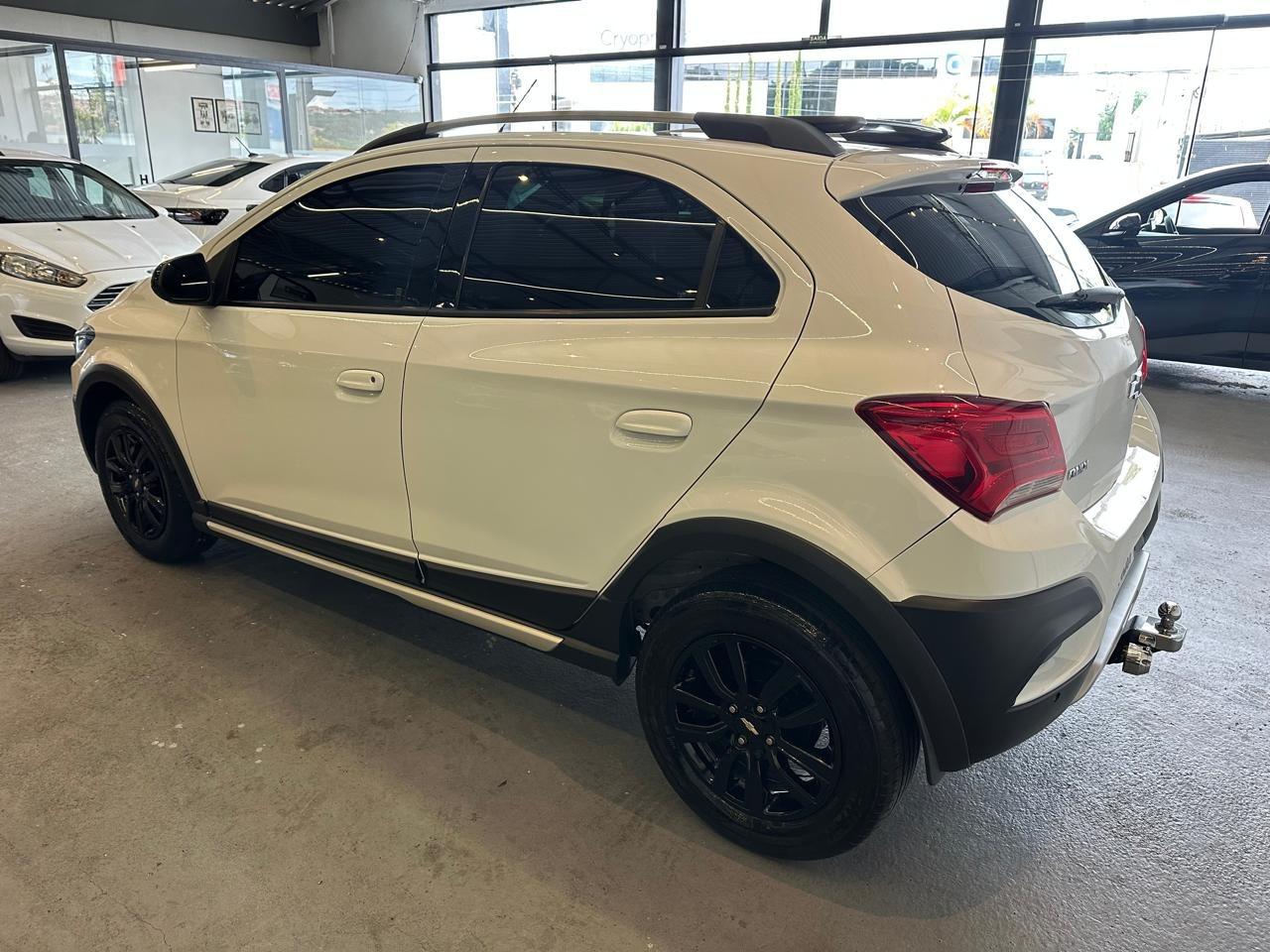 CHEVROLET Onix Hatch - Foto