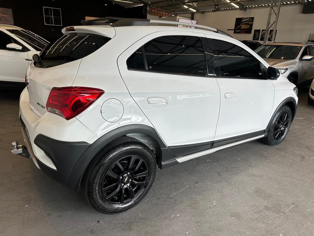 CHEVROLET Onix Hatch - Foto