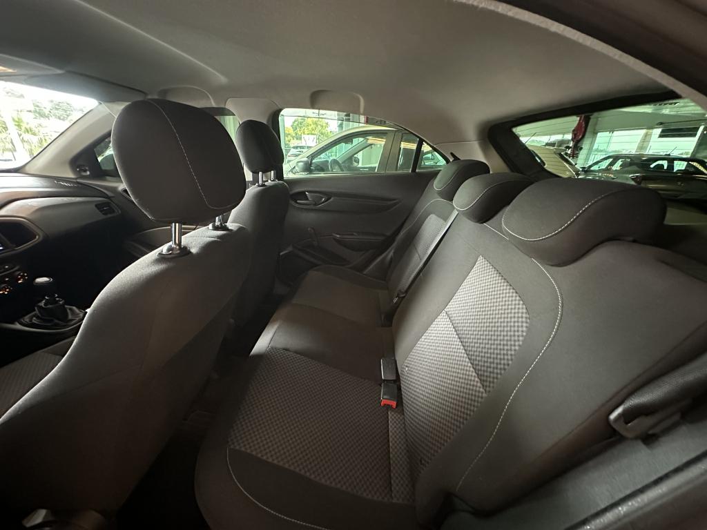 CHEVROLET Onix Hatch - Foto