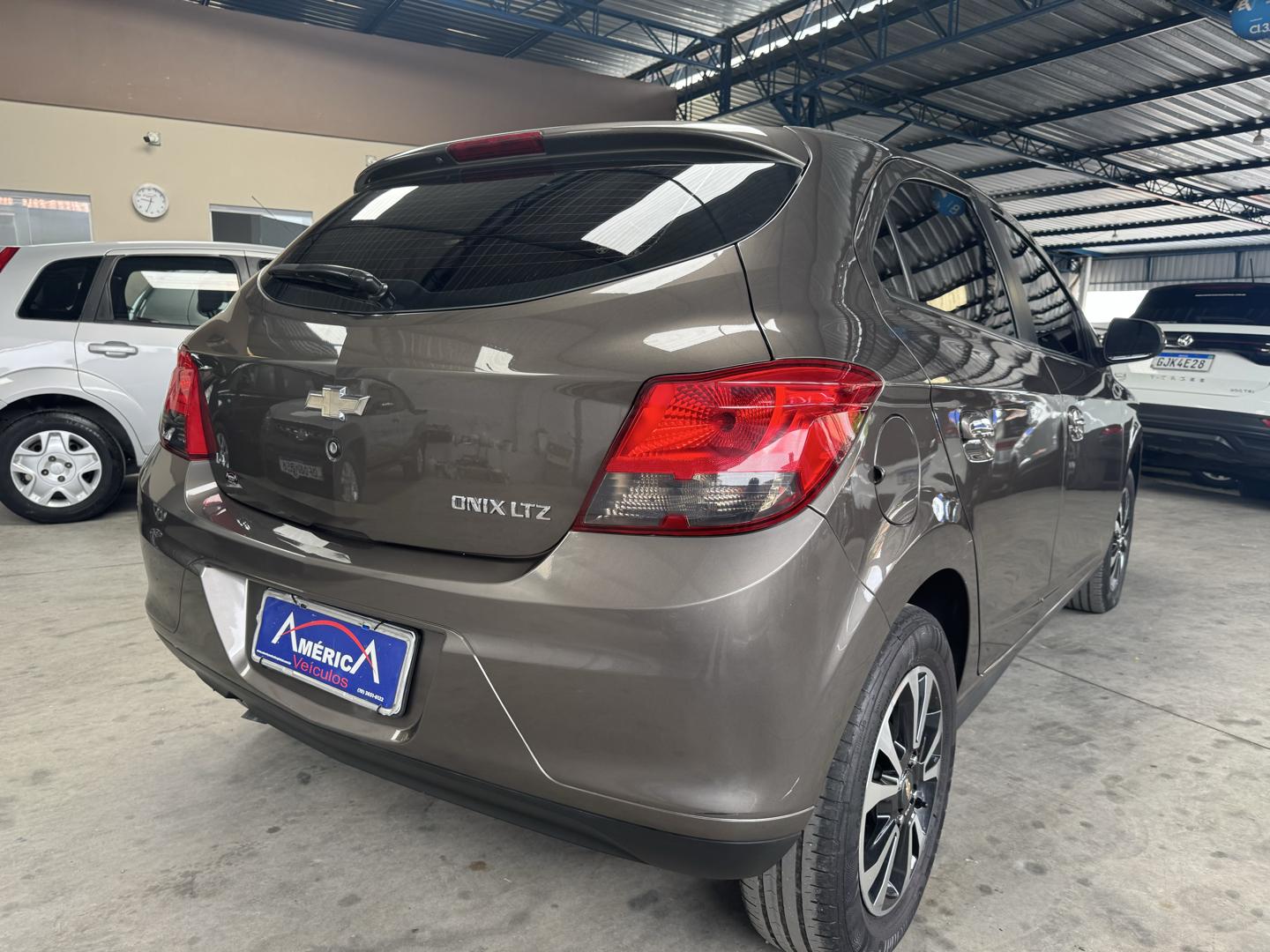 CHEVROLET Onix Hatch - Foto