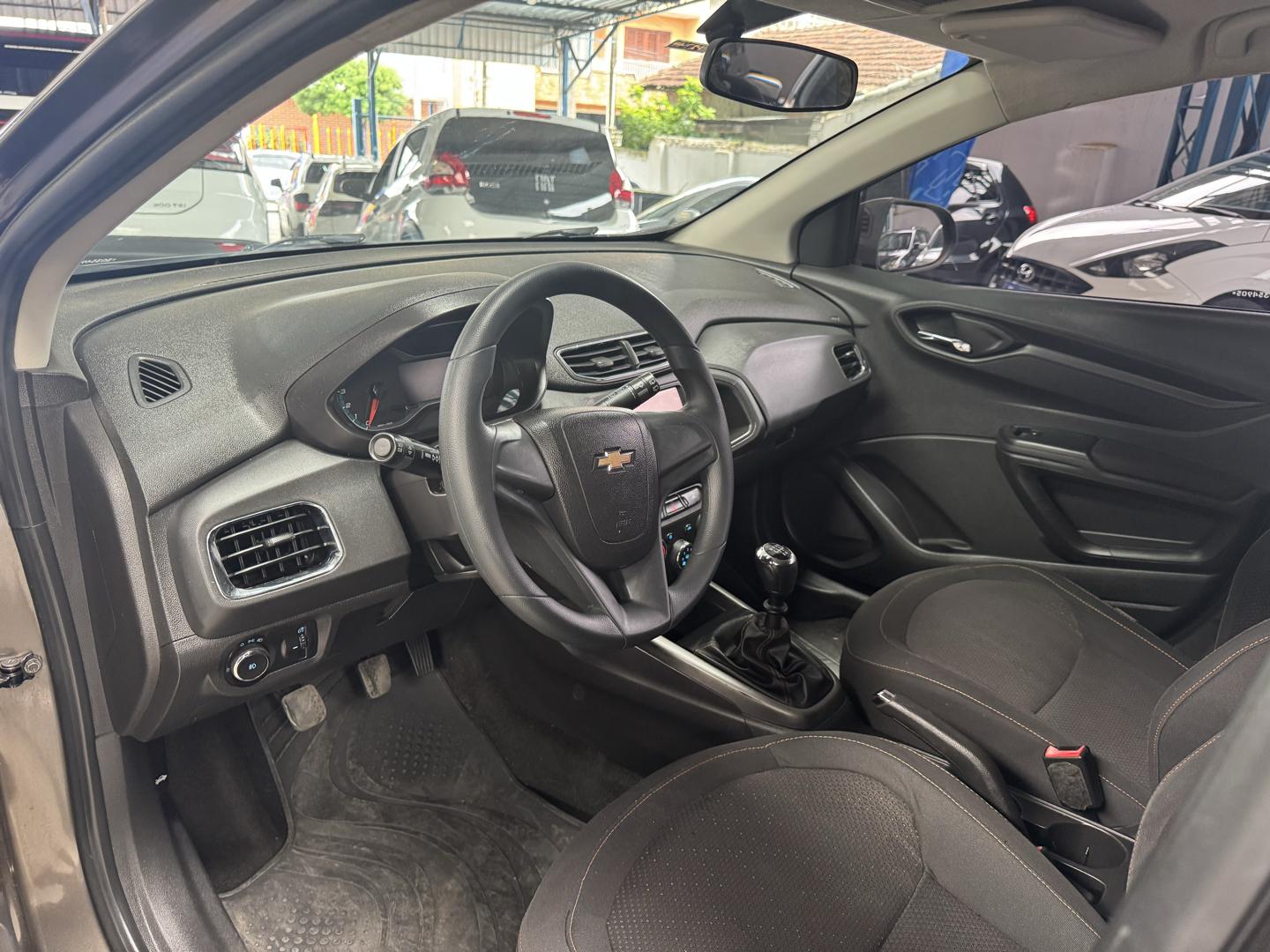 CHEVROLET Onix Hatch - Foto