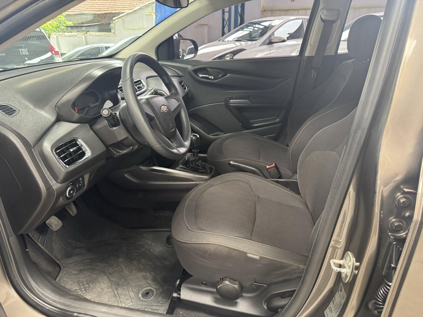 CHEVROLET Onix Hatch - Foto