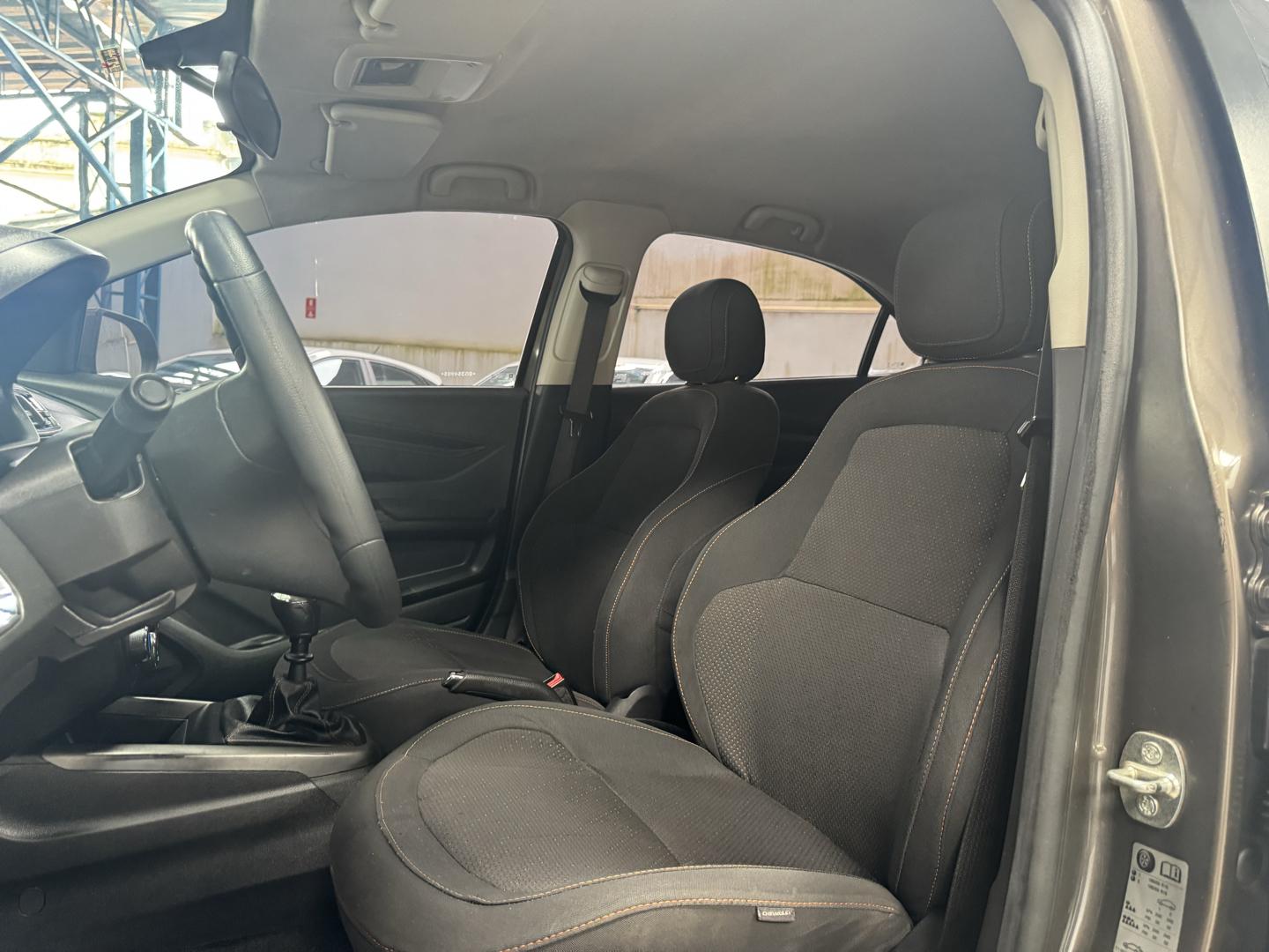 CHEVROLET Onix Hatch - Foto