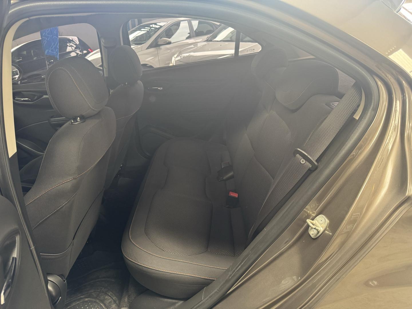 CHEVROLET Onix Hatch - Foto