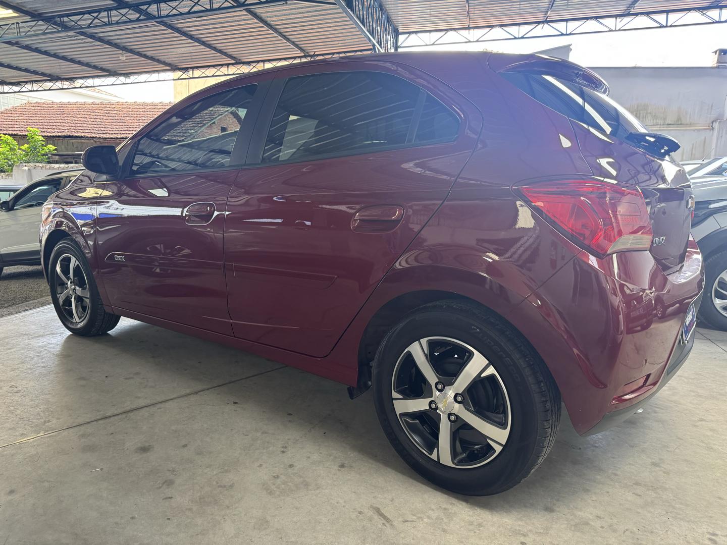 CHEVROLET Onix Hatch - Foto