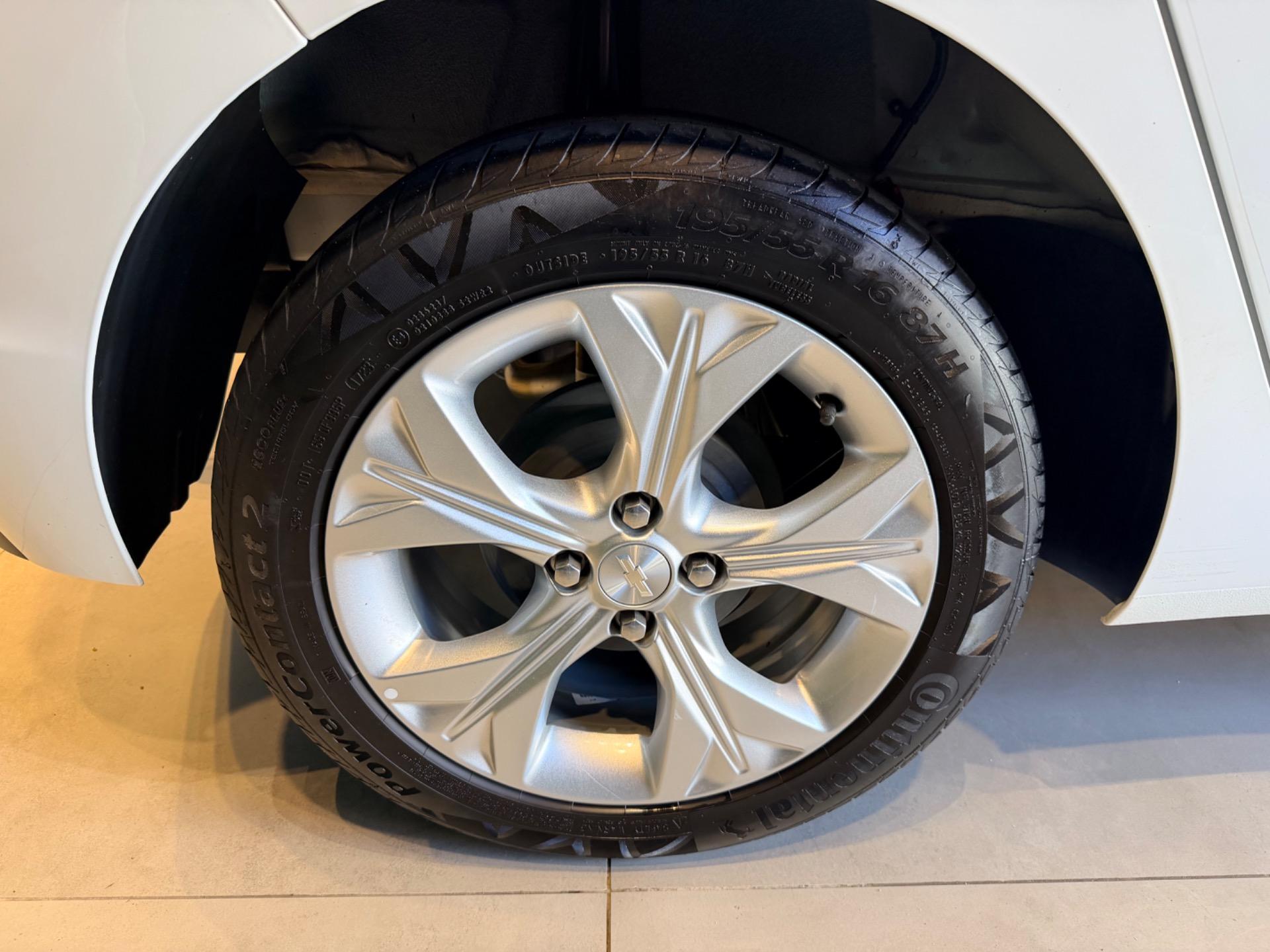 CHEVROLET Onix Hatch - Foto