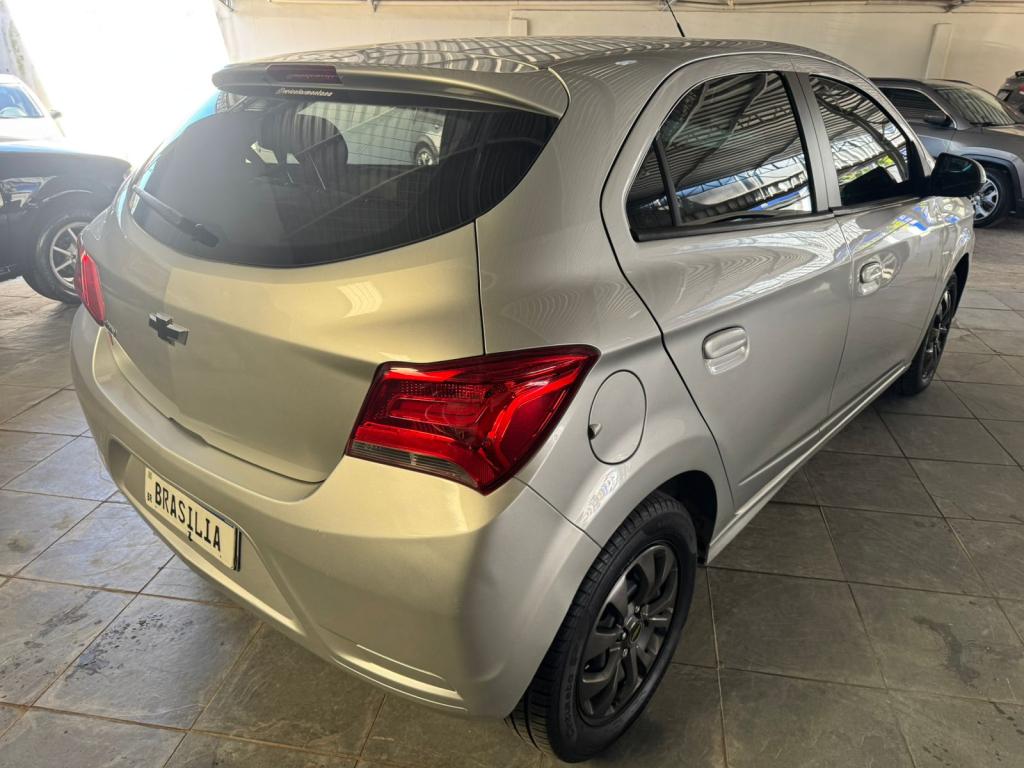 CHEVROLET Onix Hatch - Foto