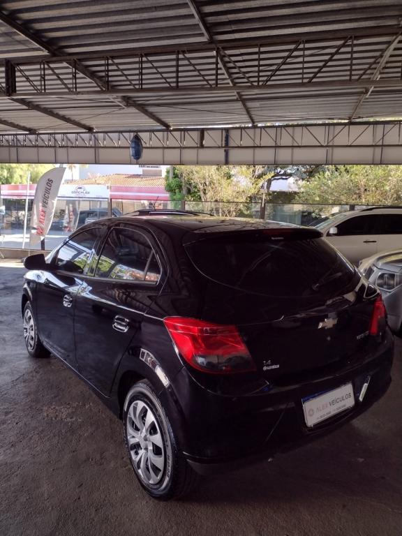 CHEVROLET Onix Hatch - Foto