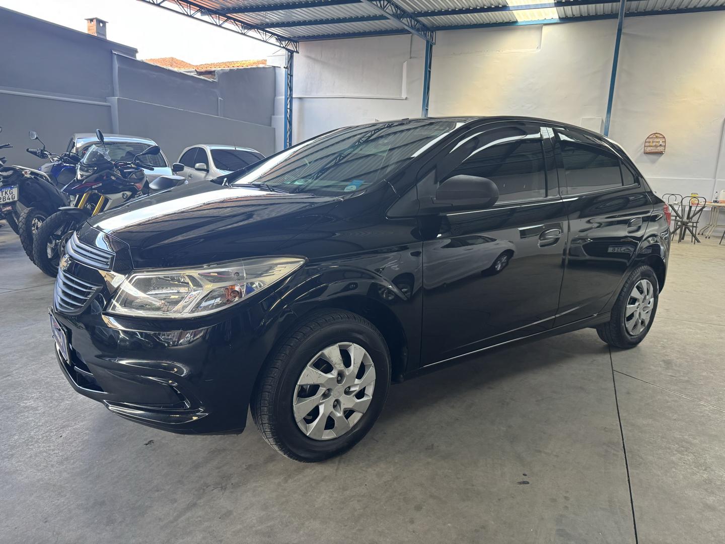 CHEVROLET Onix Hatch - Foto
