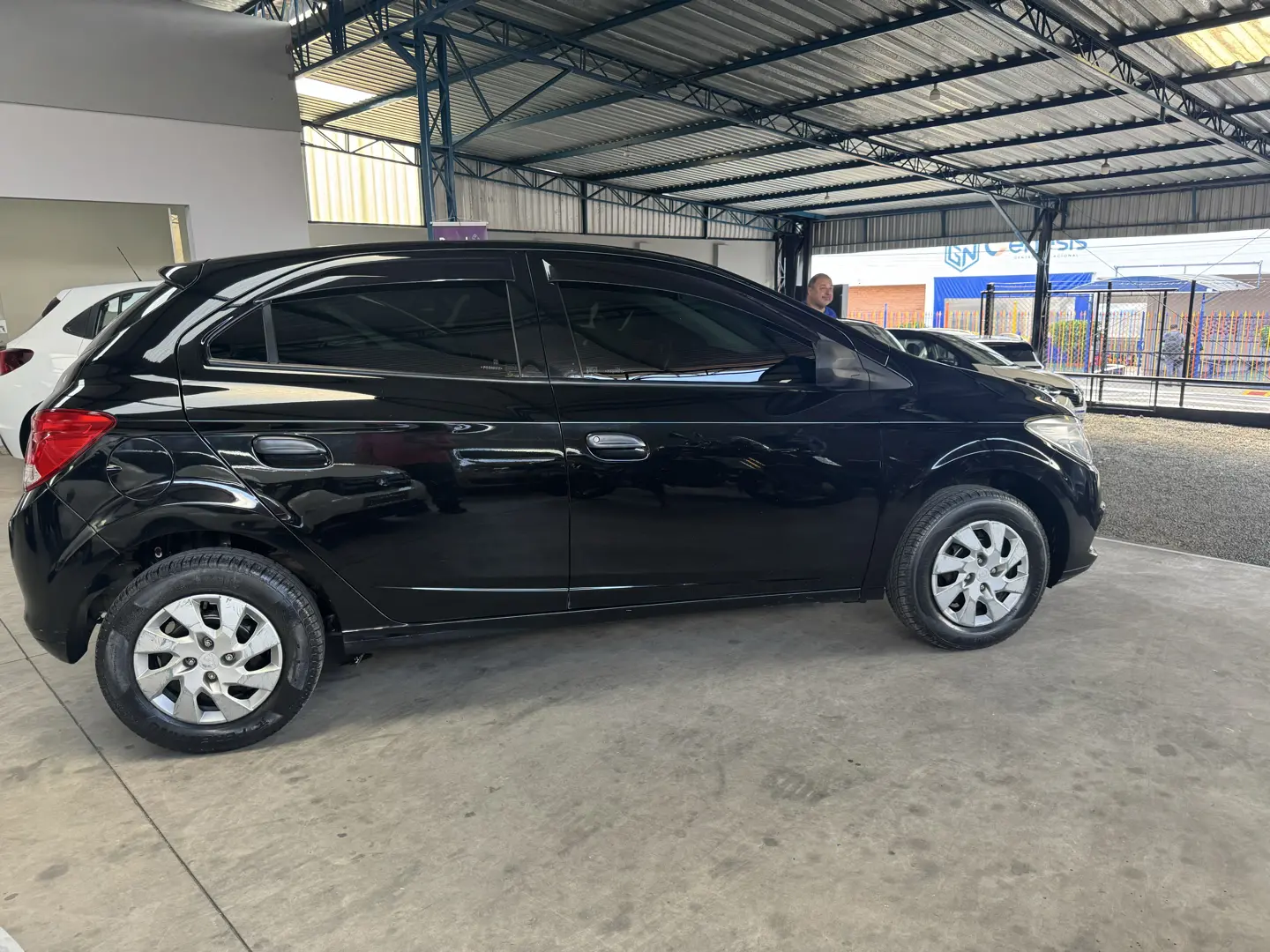 CHEVROLET Onix Hatch - Foto