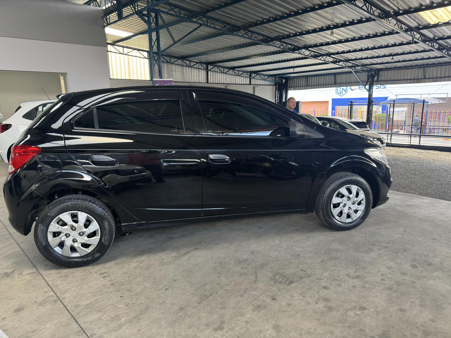CHEVROLET Onix Hatch - Foto