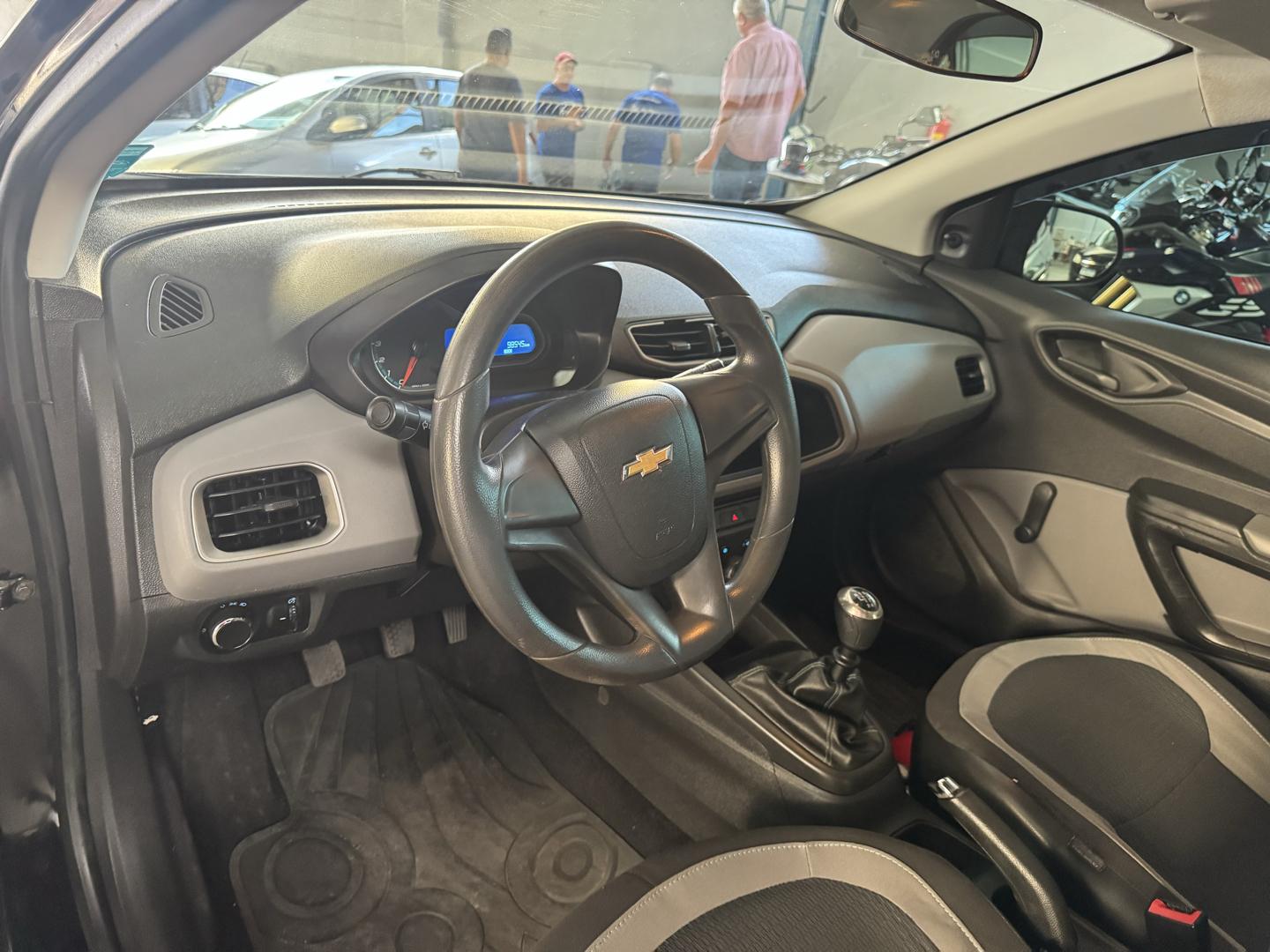 CHEVROLET Onix Hatch - Foto