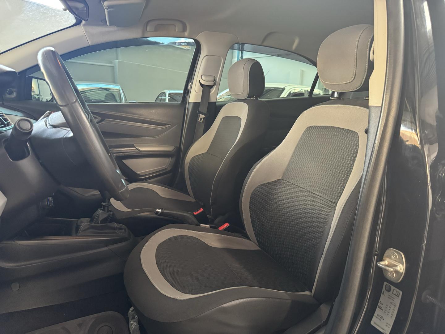 CHEVROLET Onix Hatch - Foto