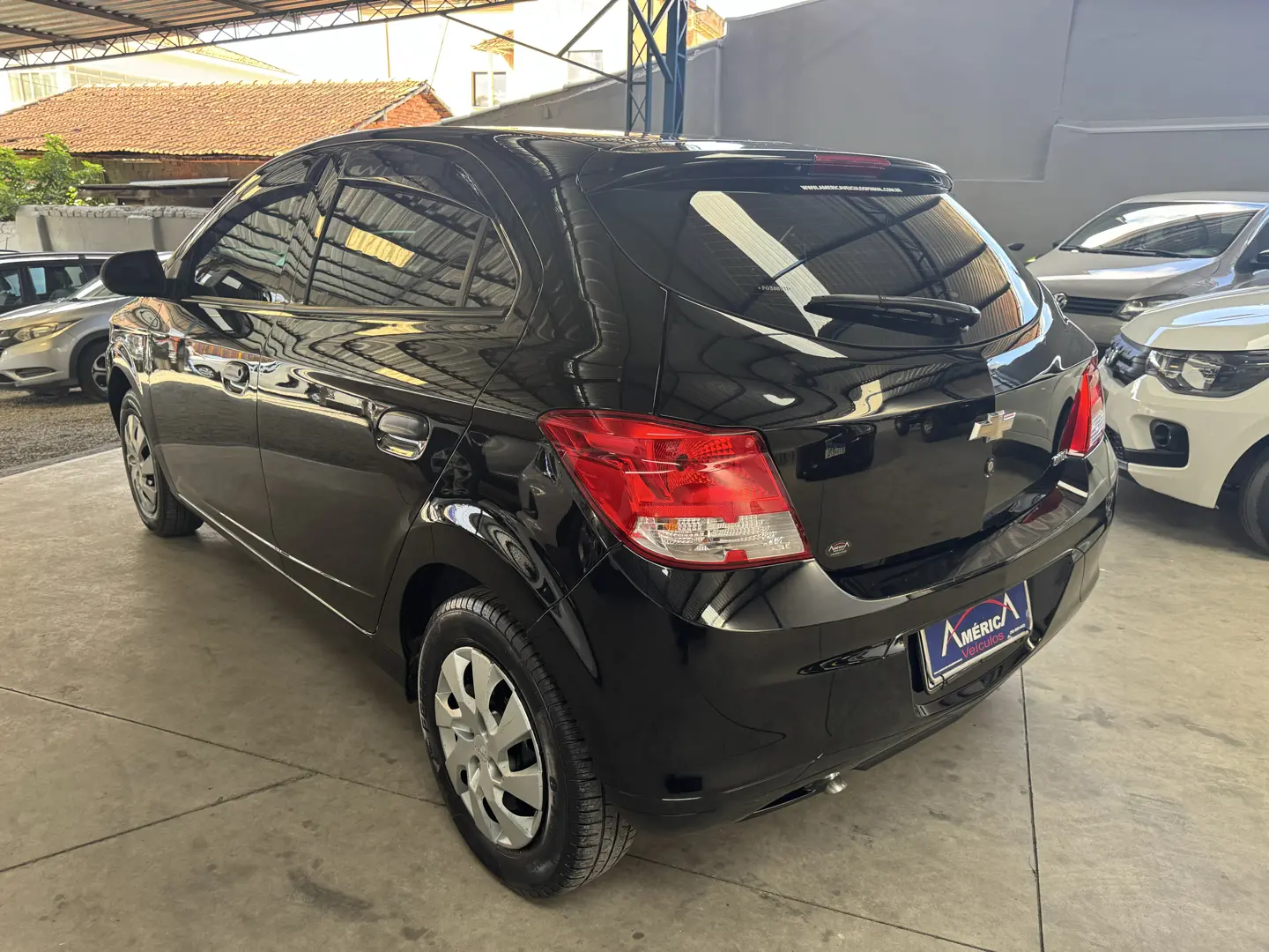 CHEVROLET Onix Hatch - Foto