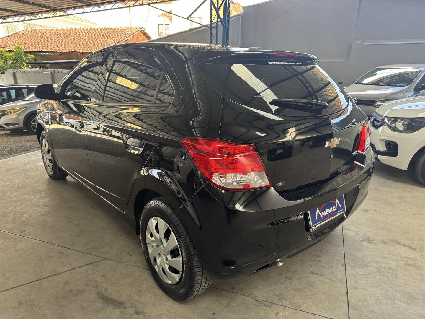CHEVROLET Onix Hatch - Foto