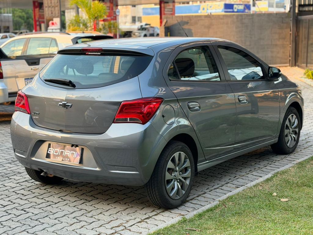 CHEVROLET Onix Hatch - Foto
