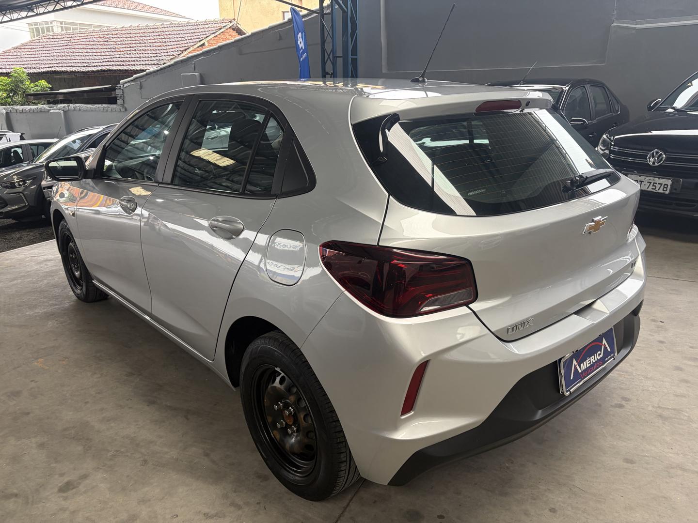 CHEVROLET Onix Hatch - Foto