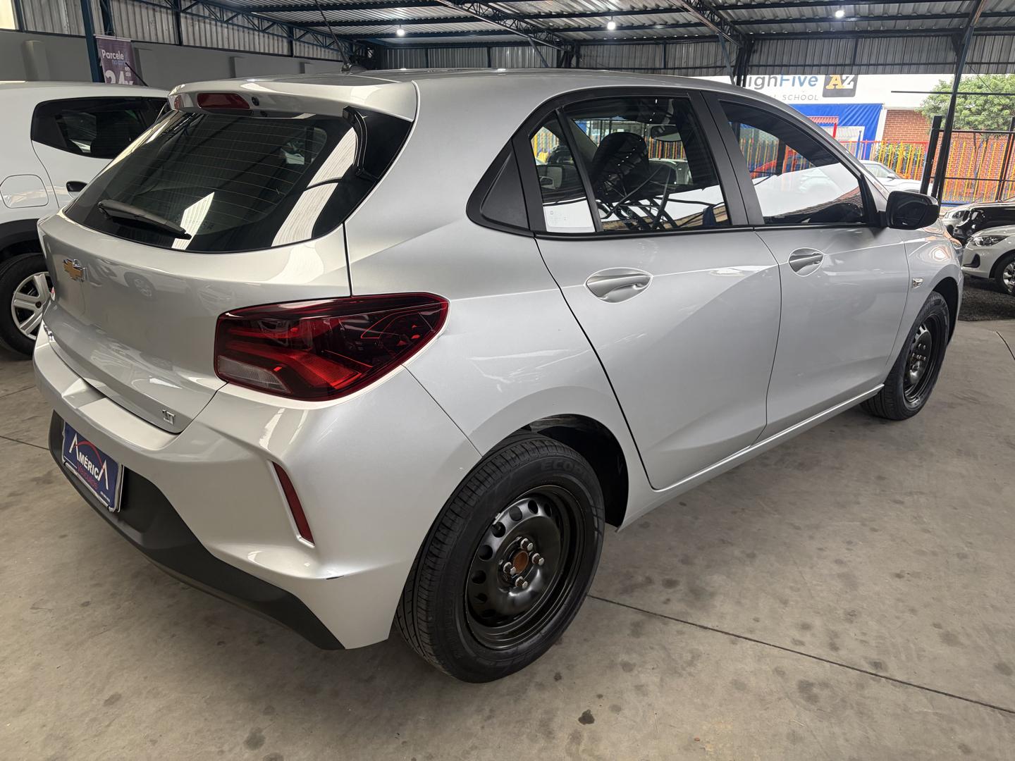 CHEVROLET Onix Hatch - Foto