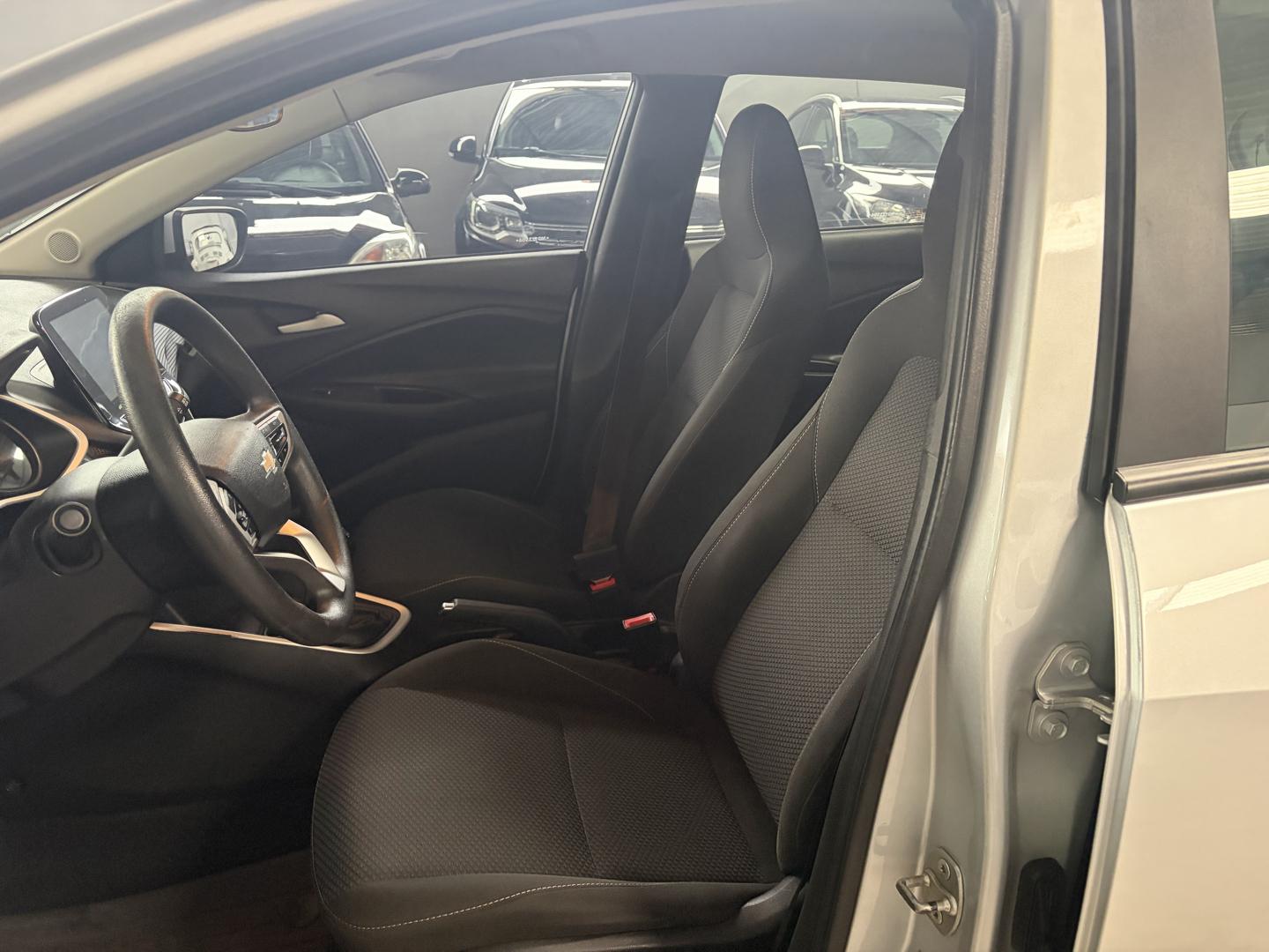 CHEVROLET Onix Hatch - Foto