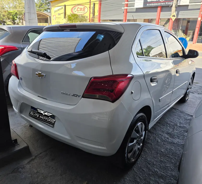 CHEVROLET Onix Hatch - Foto